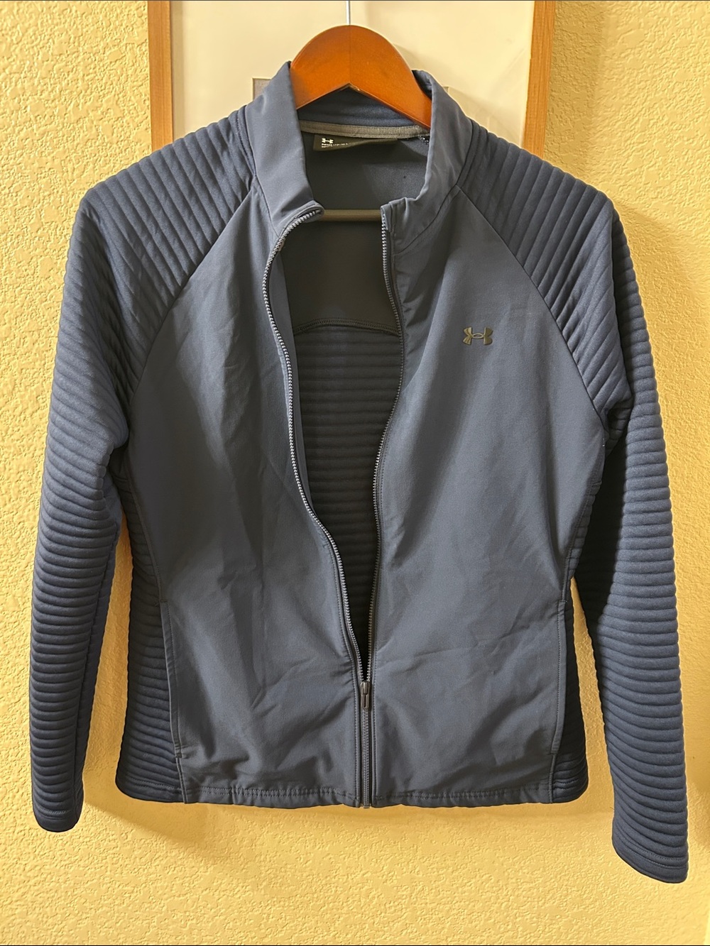 Under Armour Women's Navy Quilted-Sleeve Zip Jacketr size M